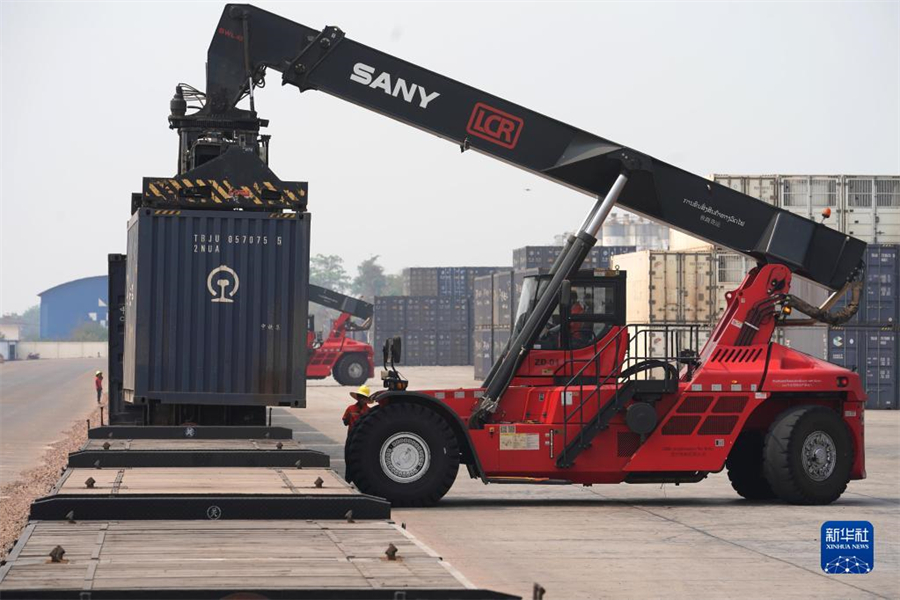 4月15日，老中鐵路有限公司的工人在老撾萬象南站裝載貨物。萬象南站是中老鐵路老撾段主要貨運(yùn)站，靠近老撾與泰國邊境。因其獨(dú)特的地理位置和物流轉(zhuǎn)運(yùn)配送區(qū)位優(yōu)勢，萬象南站成為中老泰等國貨物中轉(zhuǎn)的“旱碼頭”。新華社記者 邢廣利 攝