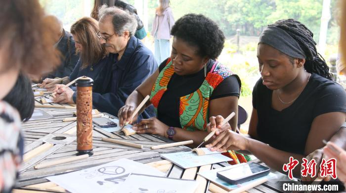 外交官們體驗(yàn)嘉定竹刻。　華東師范大學(xué)供圖