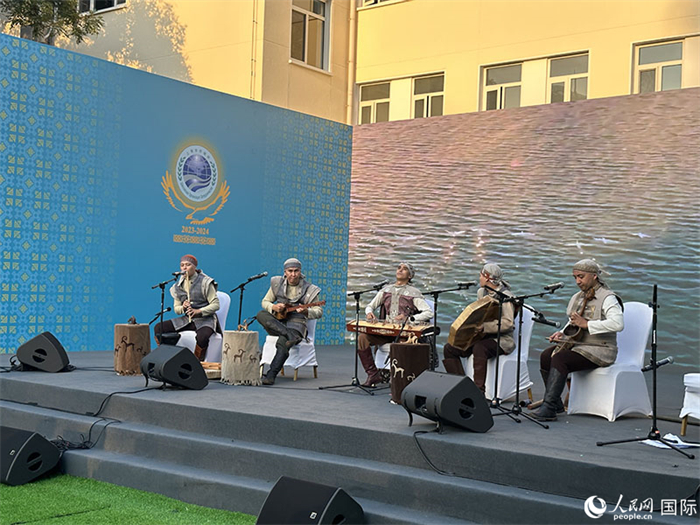 哈薩克斯坦著名音樂組合“圖蘭”樂隊演奏民族音樂。人民網 阿爾達克攝
