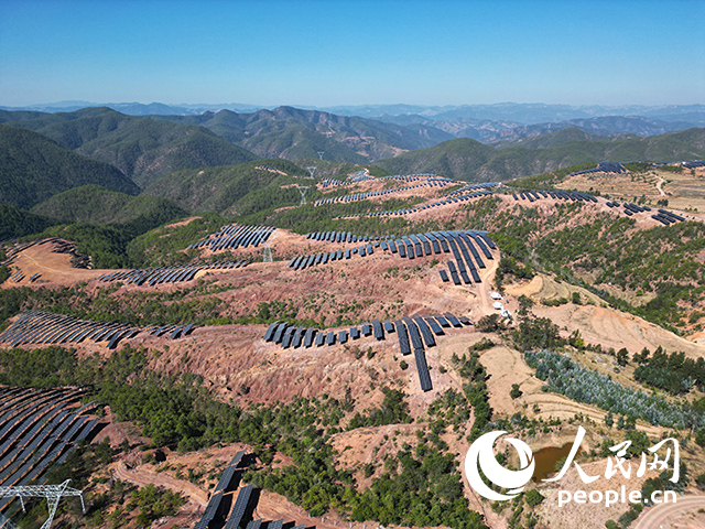 云南南華羅文村的山坡上，一塊塊光伏板連接成片。人民網(wǎng)記者 程浩攝