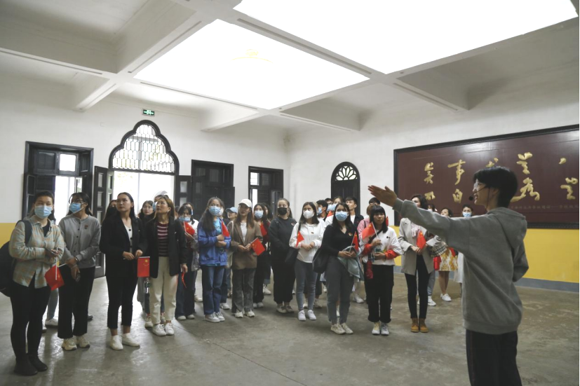 2021年5月20日，在喜迎中國共產黨建黨100周年之際，我校開展了少數民族學生“學黨史、感恩黨、跟黨走”紅色研學活動。