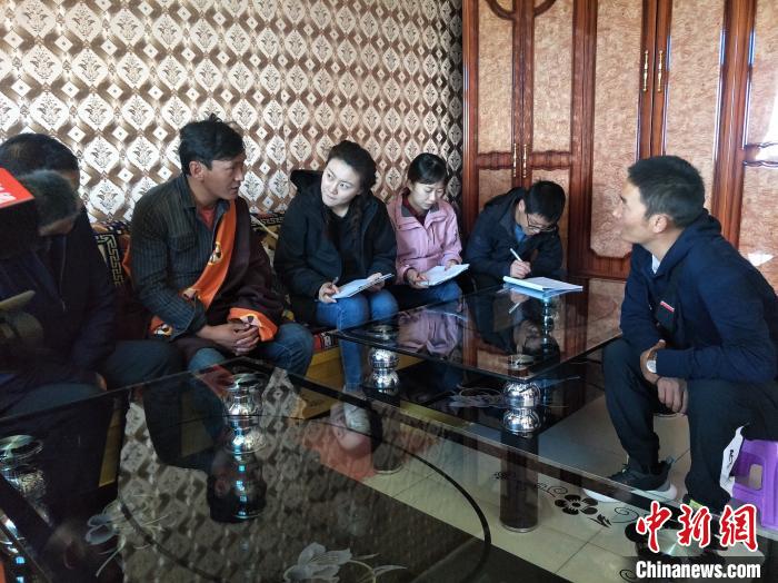 圖為調查組工作人員正在入戶調查。　祁增蓓 攝