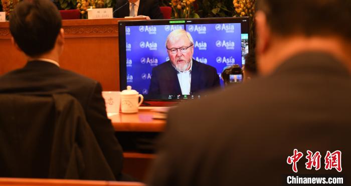 圖為外國(guó)專家通過線上進(jìn)行分享交流。　趙朗 攝