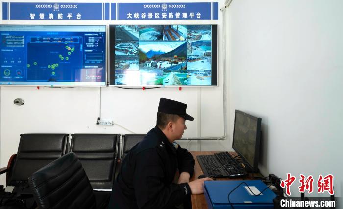 西藏移民管理警察：“護游警務”創建平安景區