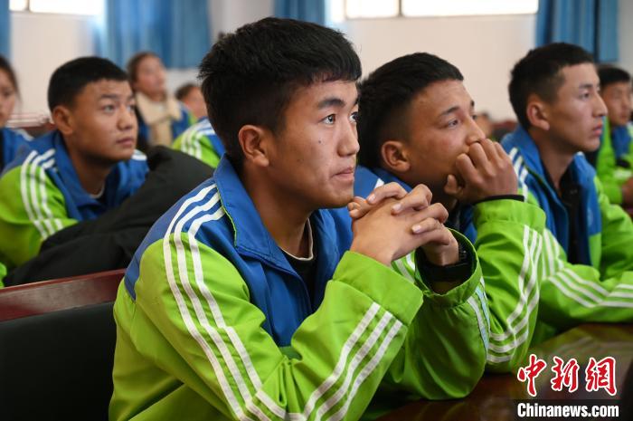 圖為學生在聆聽授課。