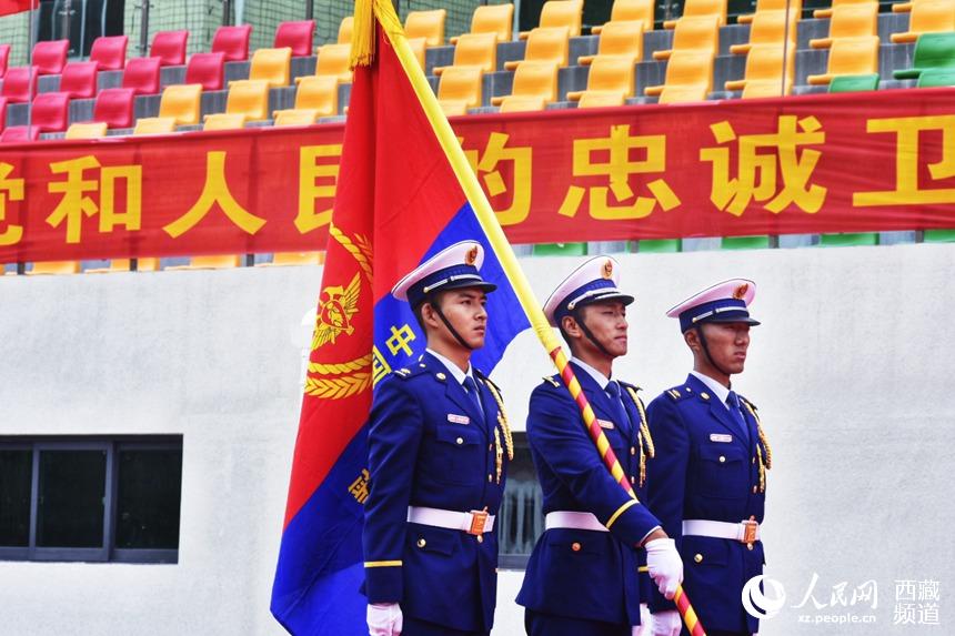 迎國家綜合性消防救援隊伍隊旗。人民網 李海霞 攝