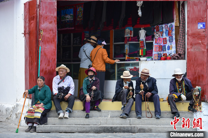7月24日，轉經老人在拉薩八廓街上休息。 <a target='_blank' ><p  align=