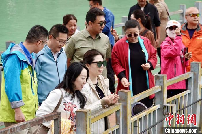 全國新的社會(huì)階層人士服務(wù)團(tuán)考察林芝巴河鎮(zhèn)生態(tài)保護(hù)項(xiàng)目。　尼瑪?shù)┰龉﹫D