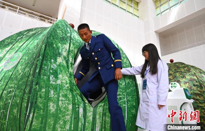 圖為參與完測(cè)試，消防員走出高壓氧倉(cāng)。　趙朗 攝