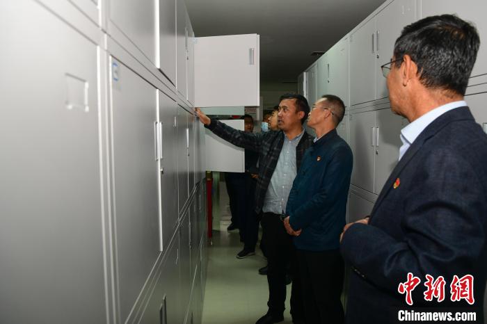 圖為參加西藏三大重點文物保護維修工程檔案移交進館儀式人員參觀拉薩市檔案館。　貢嘎來松 攝