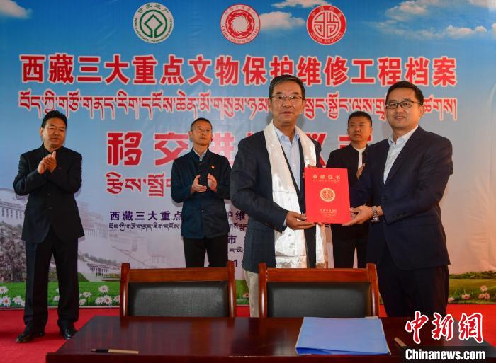 圖為西藏三大重點文物保護維修工程檔案移交進館儀式現場?！∝暩聛硭?攝