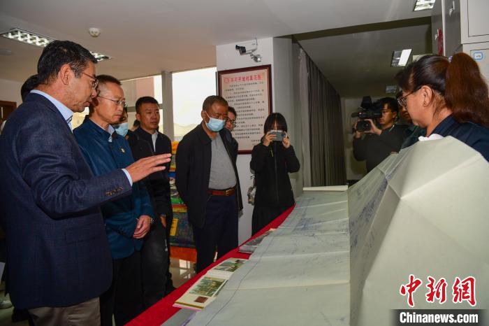 圖為參加西藏三大重點文物保護維修工程檔案移交進館儀式人員參觀布達拉宮手繪圖紙。　貢嘎來松 攝