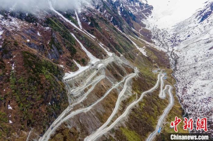 圖為嘎隆拉隧道南段,穿過該隧道后便正式進入了墨脫縣范圍。