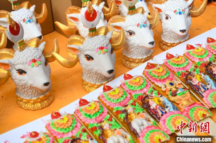 圖為拉薩市場上待售的吉祥羊頭?！∝暩聛硭?攝