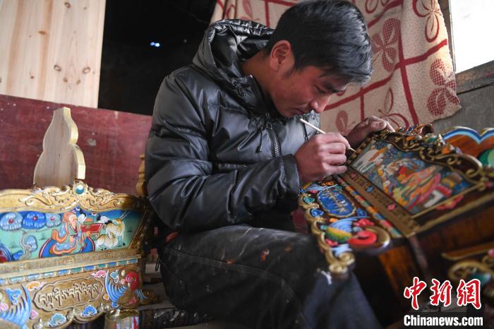 圖為拉薩手藝人制作年貨“切瑪盒”。　貢嘎來松 攝