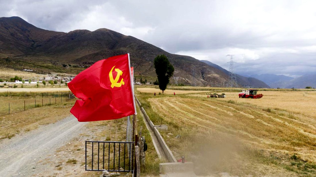 黨員先鋒隊沖在前。洛克攝