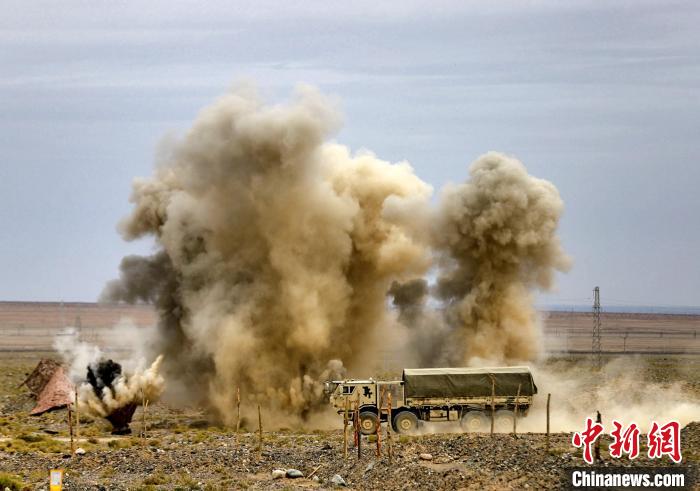 圖為模擬運輸分隊通過炮火路段?！?王先鋒 攝