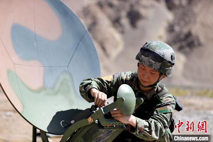 圖為官兵進行衛(wèi)星通訊架設。　 鄒寧寧 攝