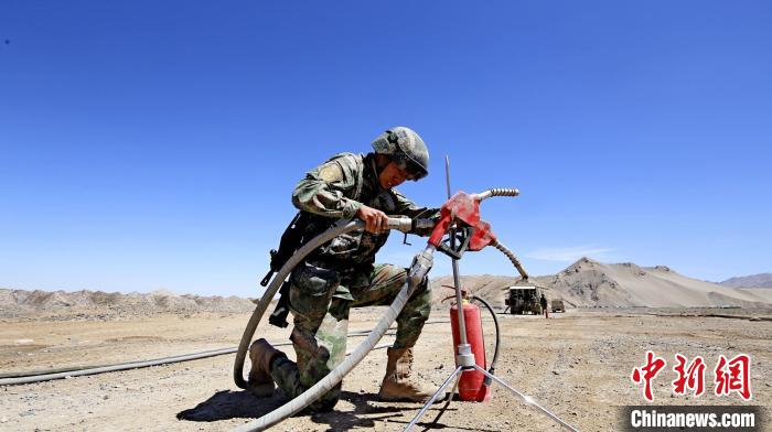 圖為官兵為群車加油?！?胡吉容 攝