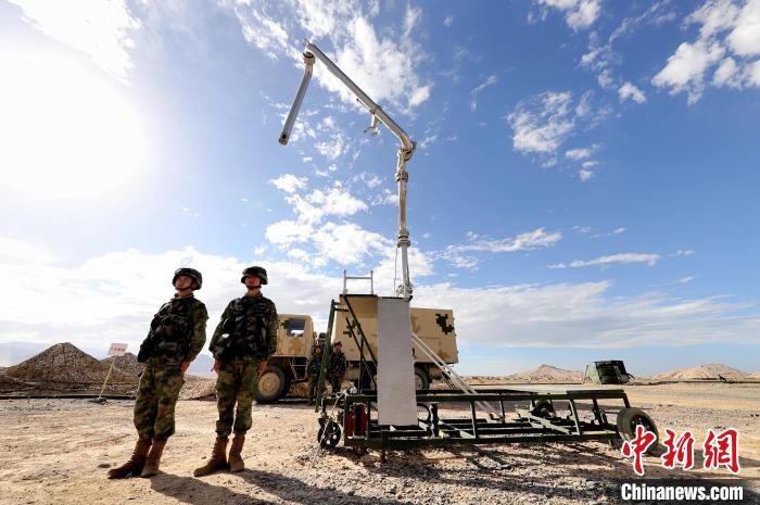 圖為野戰(zhàn)油庫開設?！?唐 堯 攝