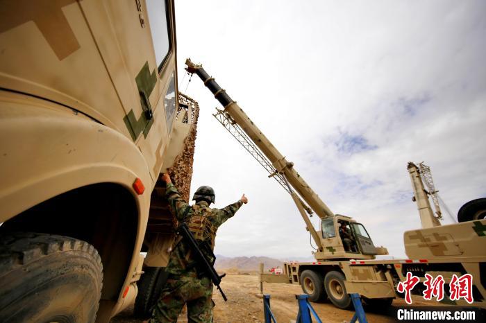 圖為野戰(zhàn)車輛搶修環(huán)節(jié)?！?祁漢智 攝