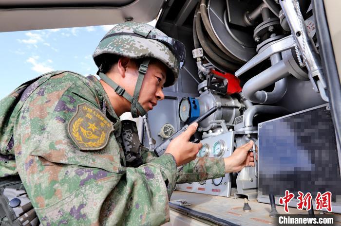 圖為群車加油科目演練現(xiàn)場?！?王先鋒 攝