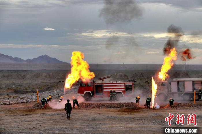 圖為野戰(zhàn)管線搶修?！?鄒寧寧 攝