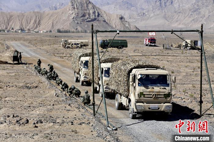 圖為野戰(zhàn)管線鋪設?！〕套颖?攝