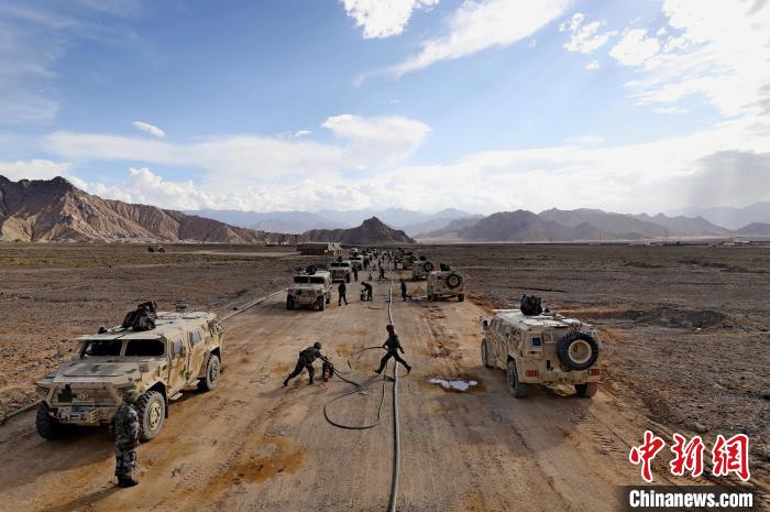 圖為群車加油科目演練現(xiàn)場?！?祁漢智 攝