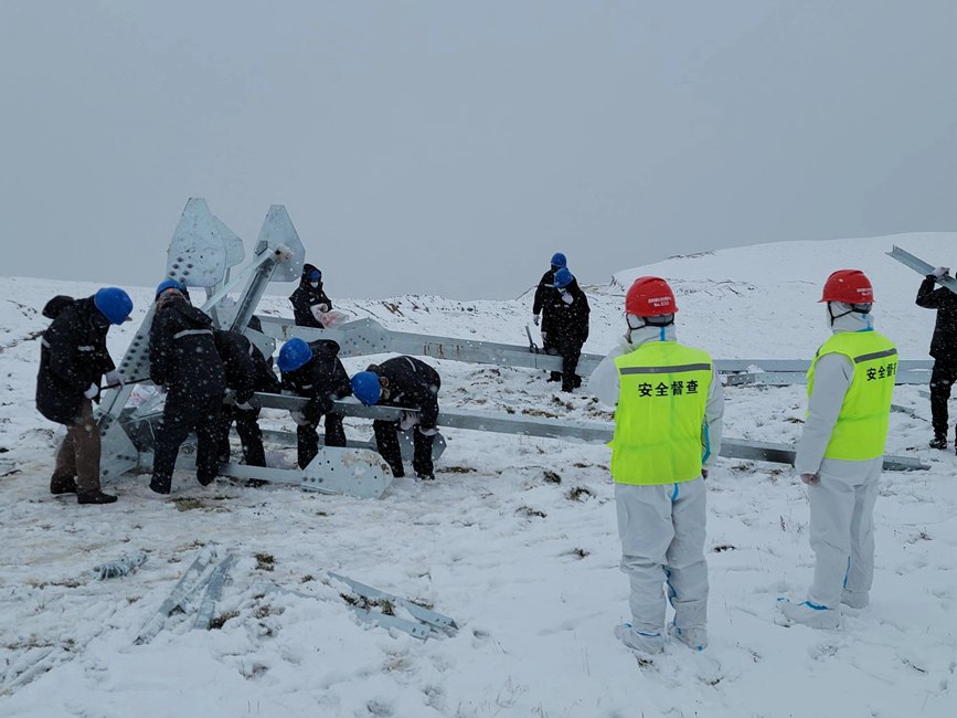 9月13日,電力施工人員正在對改造工器具進行清點和組裝。秦鐘攝