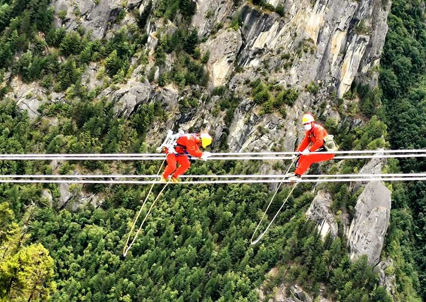 9月15日,電力檢修人員開展左波線米堆冰川段導線扭絞處理走線作業。旦尼攝