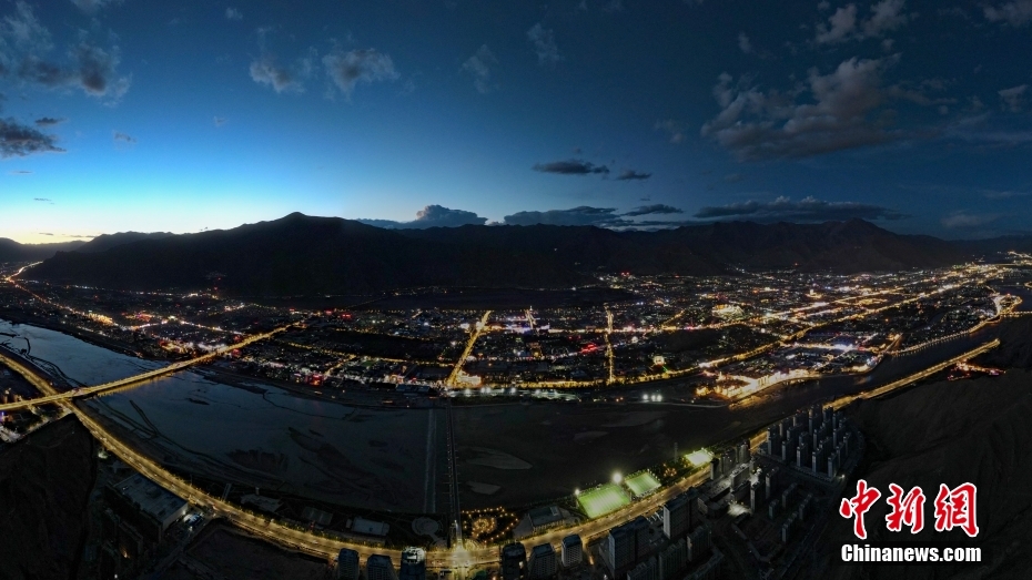 資料圖為2020年6月10日,拉薩城市入夜,燈光點亮高原古城夜色。(無人機畫面) <a target='_blank' href='/'><p align=
