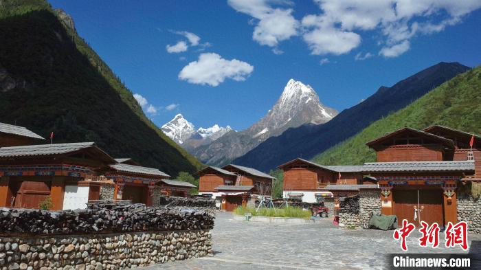 圖為西藏林芝市工布江達(dá)縣錯高古村。　謝牧 攝