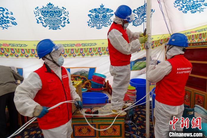 圖為西藏類烏齊縣供電部門為臨時隔離點50頂帳篷進行用電接入。　洛松登珠 攝