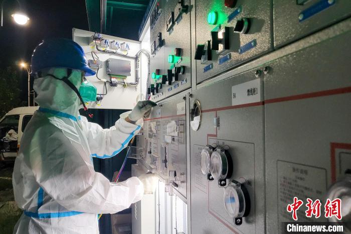 西藏電力部門順利完成方艙醫院供電設備安全可靠接入。　王大飛 攝