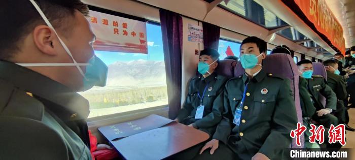 退伍老兵乘坐在退伍專列。　西藏山南軍分區某團供圖