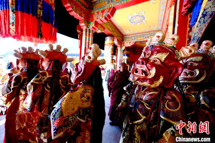 2月19日，楚布寺僧人們佩戴面具準(zhǔn)備參加跳神活動(dòng)。　李林 攝