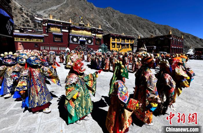 2月19日，楚布寺僧人們佩戴面具參加跳神活動(dòng)。　李林 攝